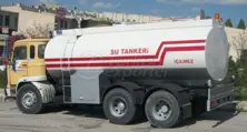 Camión cisterna de agua