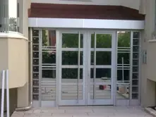 Puerta de entrada del edificio de aluminio