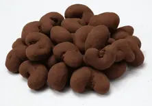 Gragea de anacardo recubierta de chocolate con cacao en polvo
