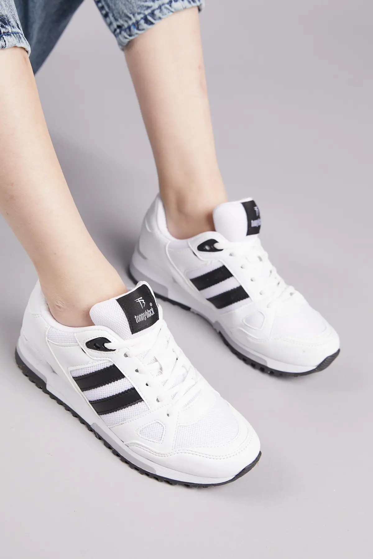 Удобные кроссовки унисекс на шнуровке