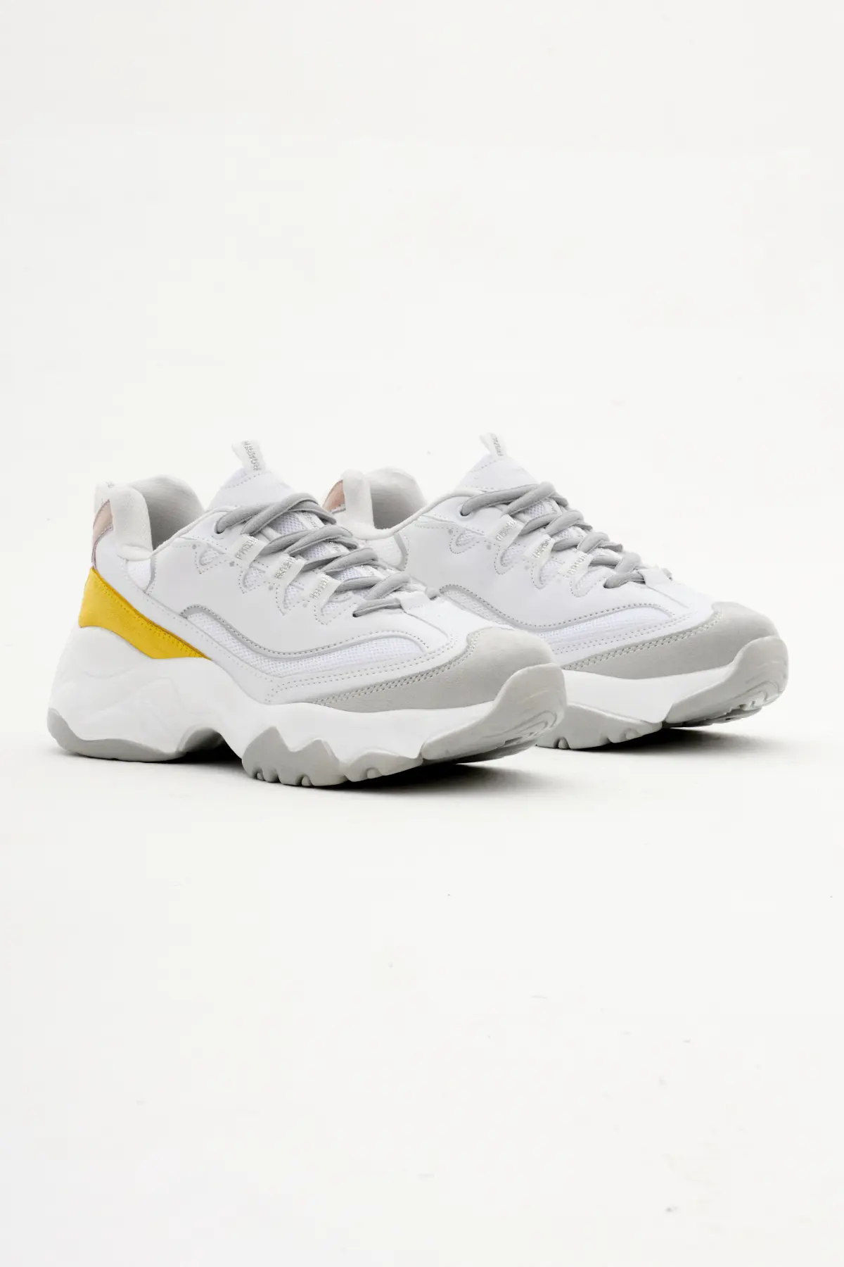 Удобные женские кроссовки с высокой подошвой