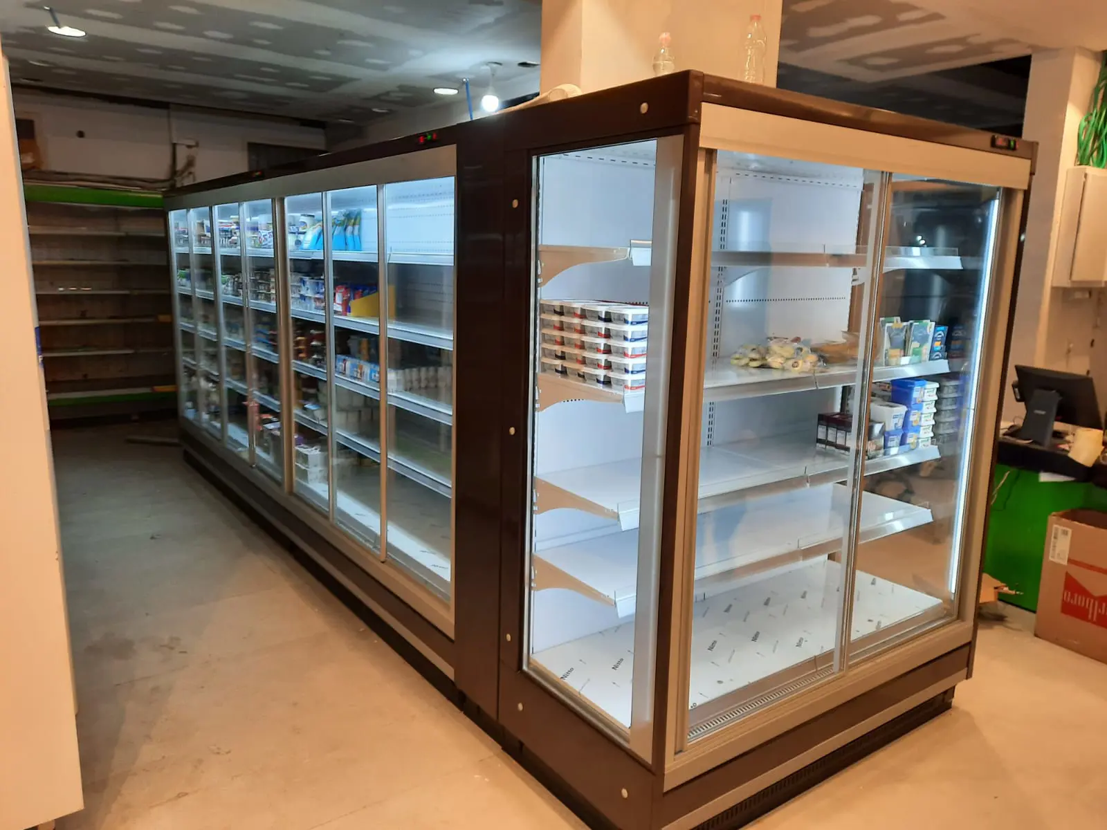 وحدة تحكم عن بعد متعددة الطوابق مع باب منزلق