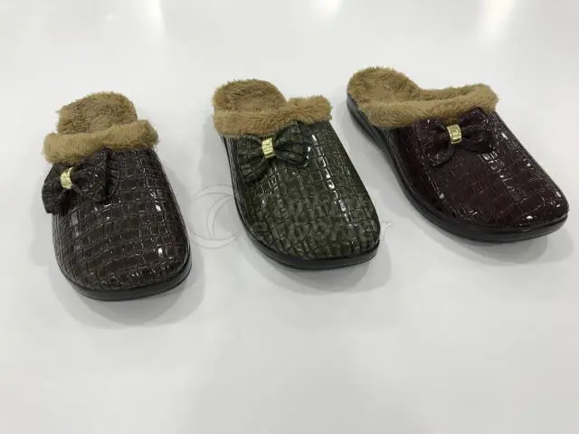 зимняя дамская тапочка