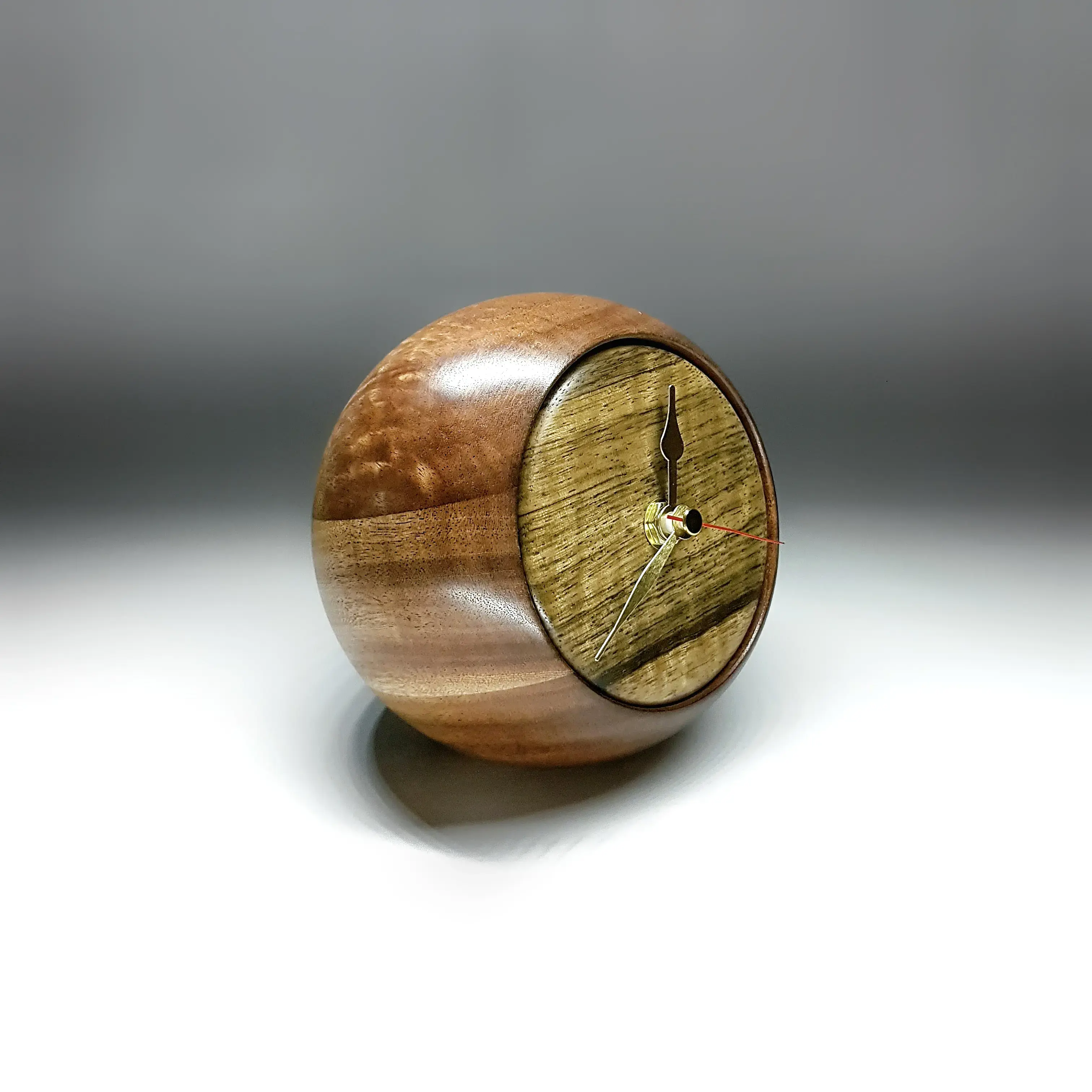 CL/C sphere desk clock