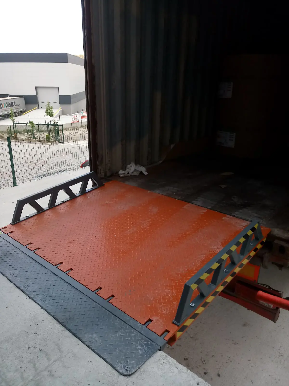 Vertical Yard Leveler