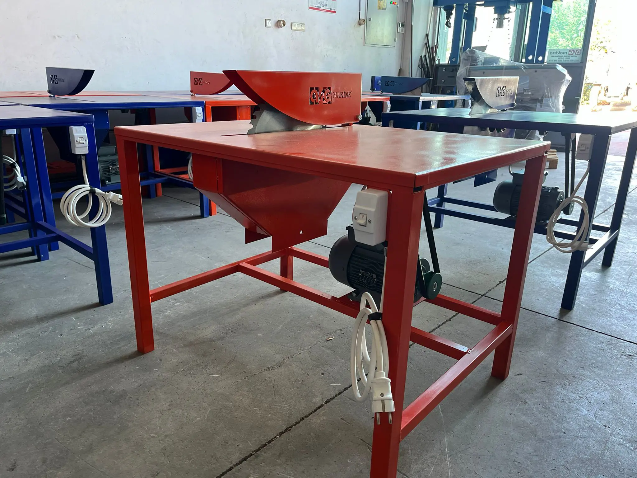 Maquina cortadora de madera y huesos